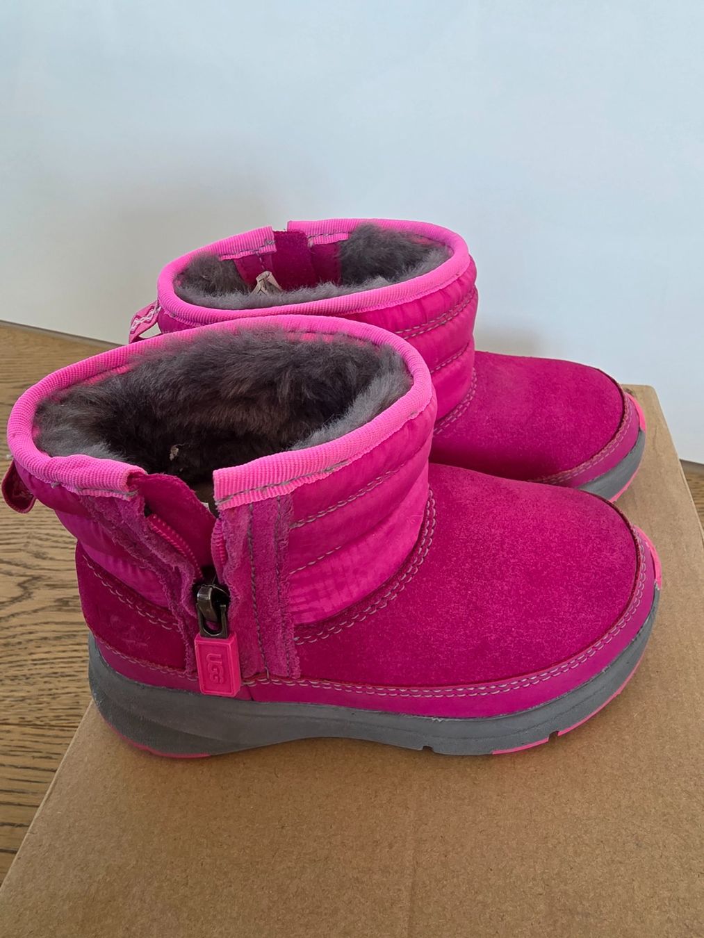 Ugg Chaussures filles: UGG Kinderstiefel pink Grösse 26 – D'occasion à Bülach par tet_nq2w 1