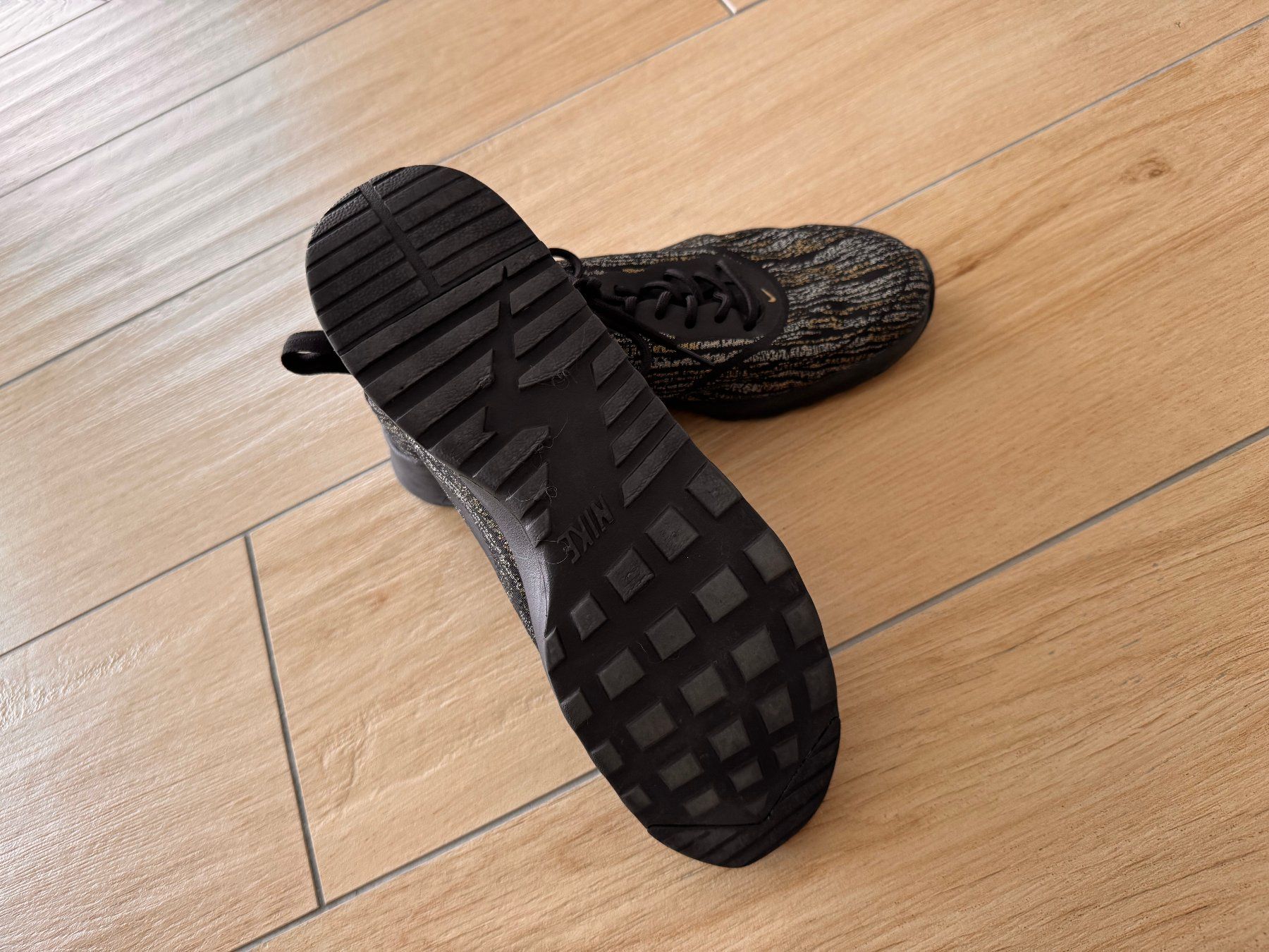 Nike Scarpe da donna: Baskets NIKE noires brillantes – Usato da La conversion venduto da Repio 1