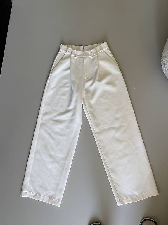 Pantaloni: White pants  – Usato da Genève venduto da eka_c9sf 1