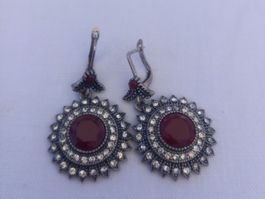 zarte antike Ohrringe mit.Rote Steine