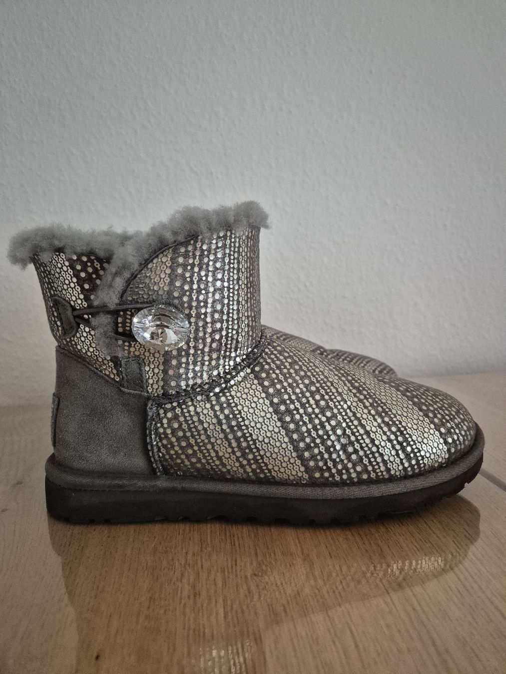 Ugg Scarpe da donna: UGG Damen Winter Boots Glitzer grau Gr. 37 – Usato da Winterthur venduto da ann_7lxx