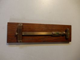 Messgerät mit Wasserwaage und Holzsockel antik