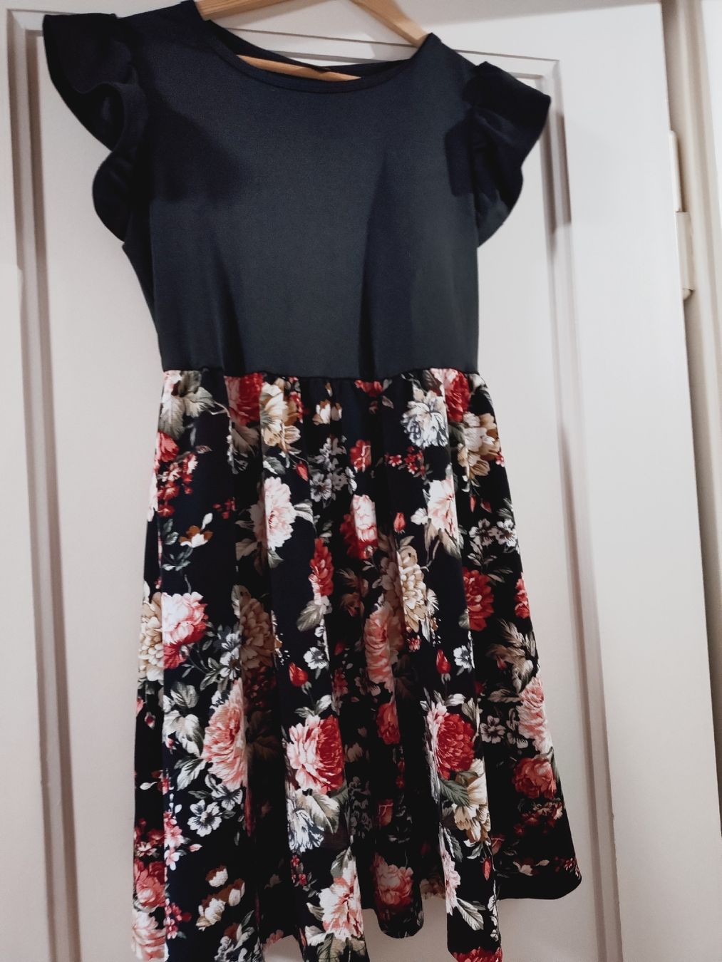 Vestiti: Kleid mit Blumenmuster schwarz Grösse 38 Neu – Nuovo (secondo la descrizione) da Steinmaur venduto da Cinderella309 1