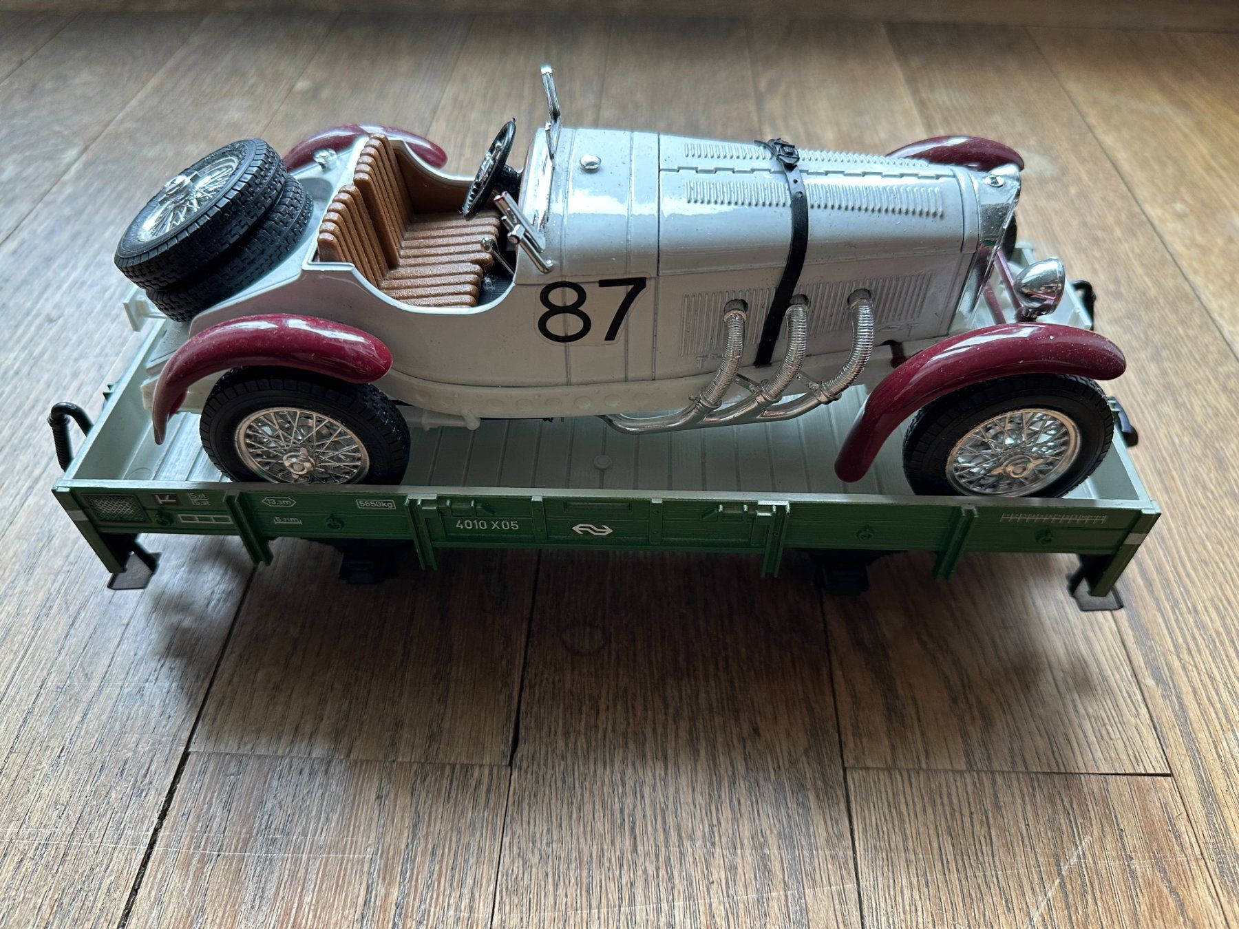 LGB Modellini di ferrovie: LGB Niederbordwagen mit Oldtimer-Auto – Usato da Luzern venduto da Johannas-flohmarkt 1