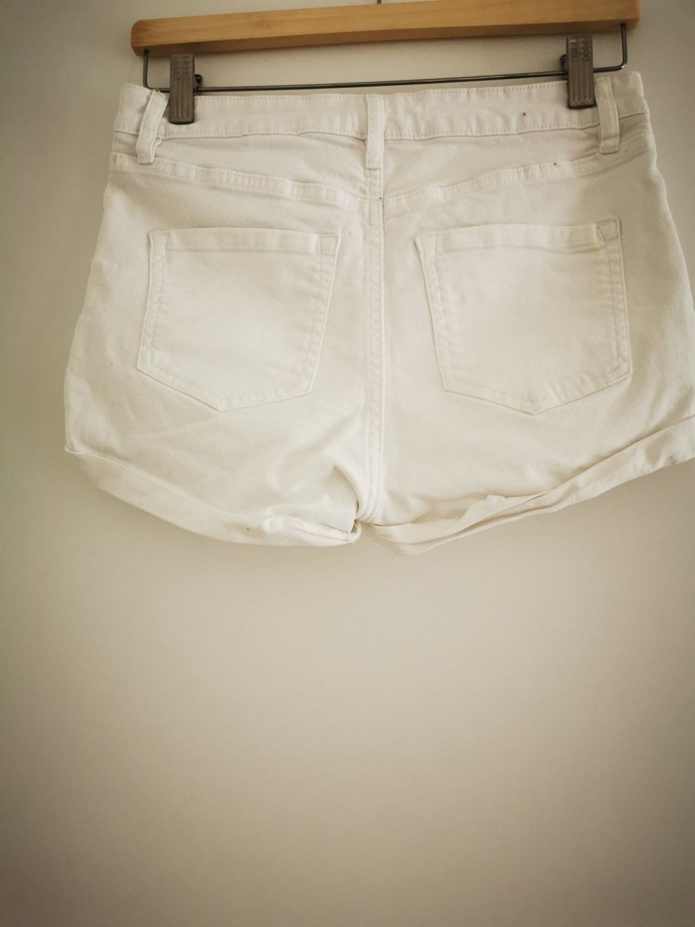 Hosen: Weisse Shorts, Gr. 36, ist aber eher 34 – Gebraucht aus Niedergösgen von lil_s6k8 1