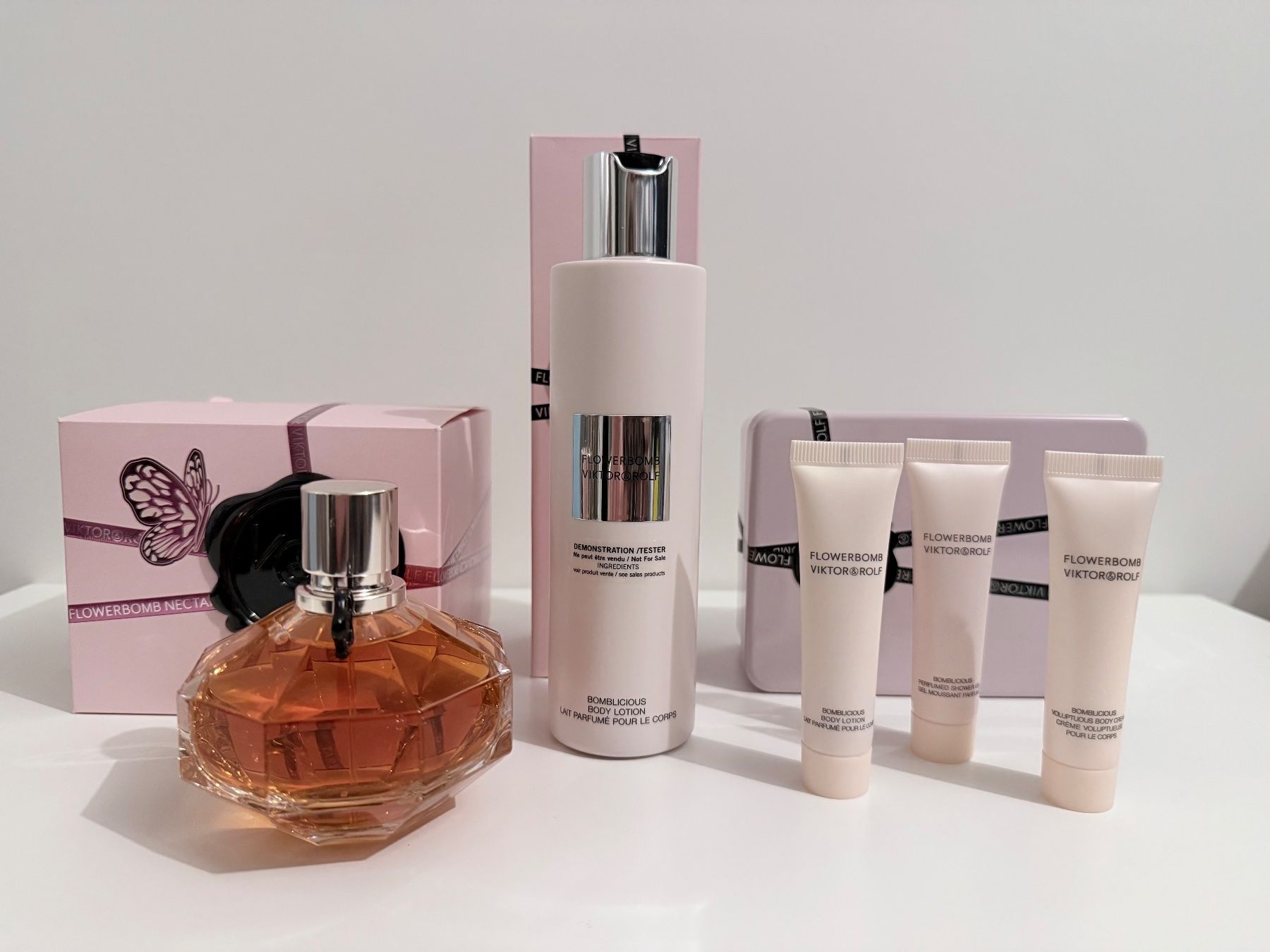 Profumi & Eau de Toilette: Viktor&Rolf Flowerbomb Nectar Geschenkset, Neu & Original – Nuovo e nell'imballaggio originale da Stettlen venduto da Beauty-19