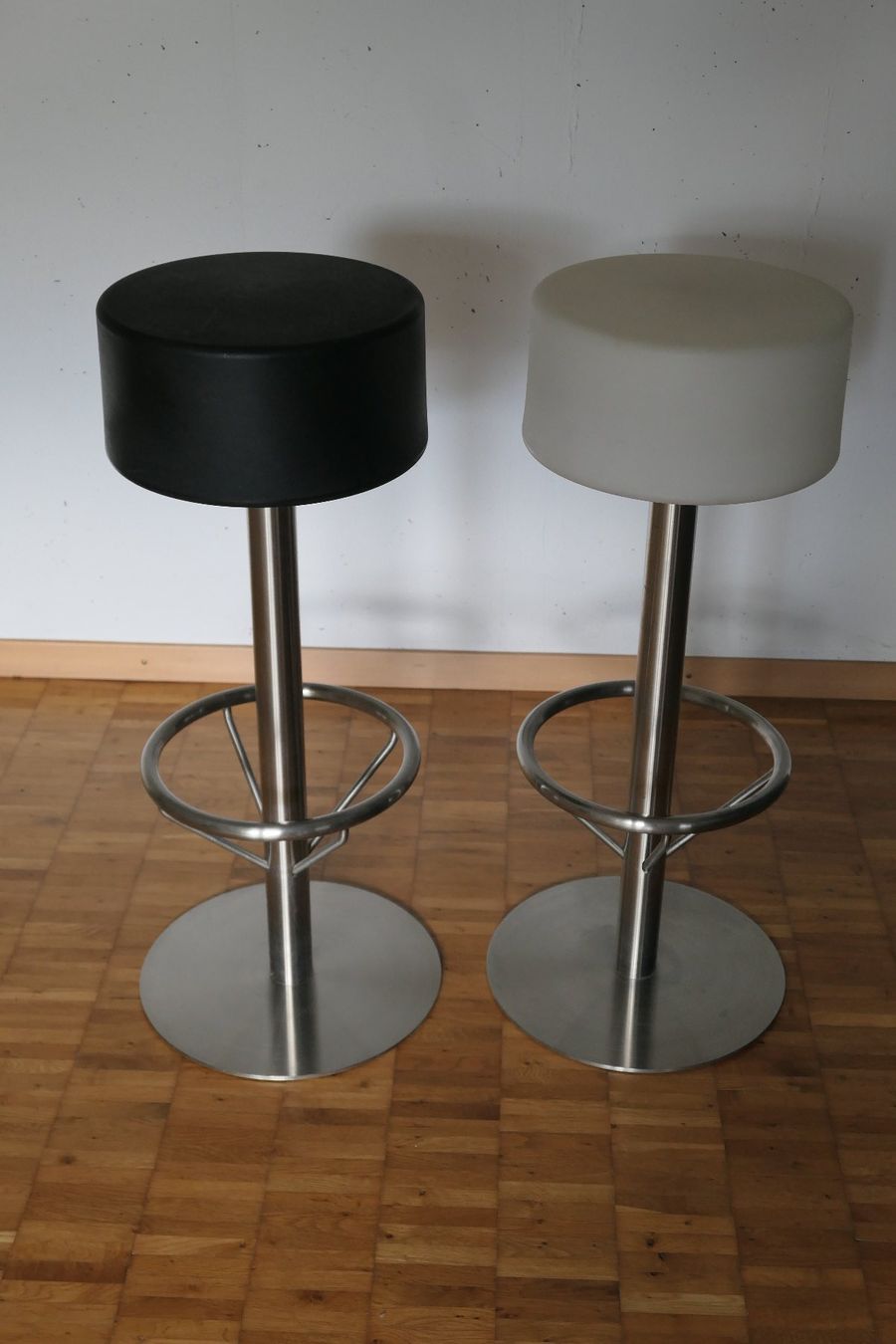 Hocker: Barhocker Edelstahl Kunststoff, 2 Stück – Gebraucht aus Münchenbuchsee von Ploder0