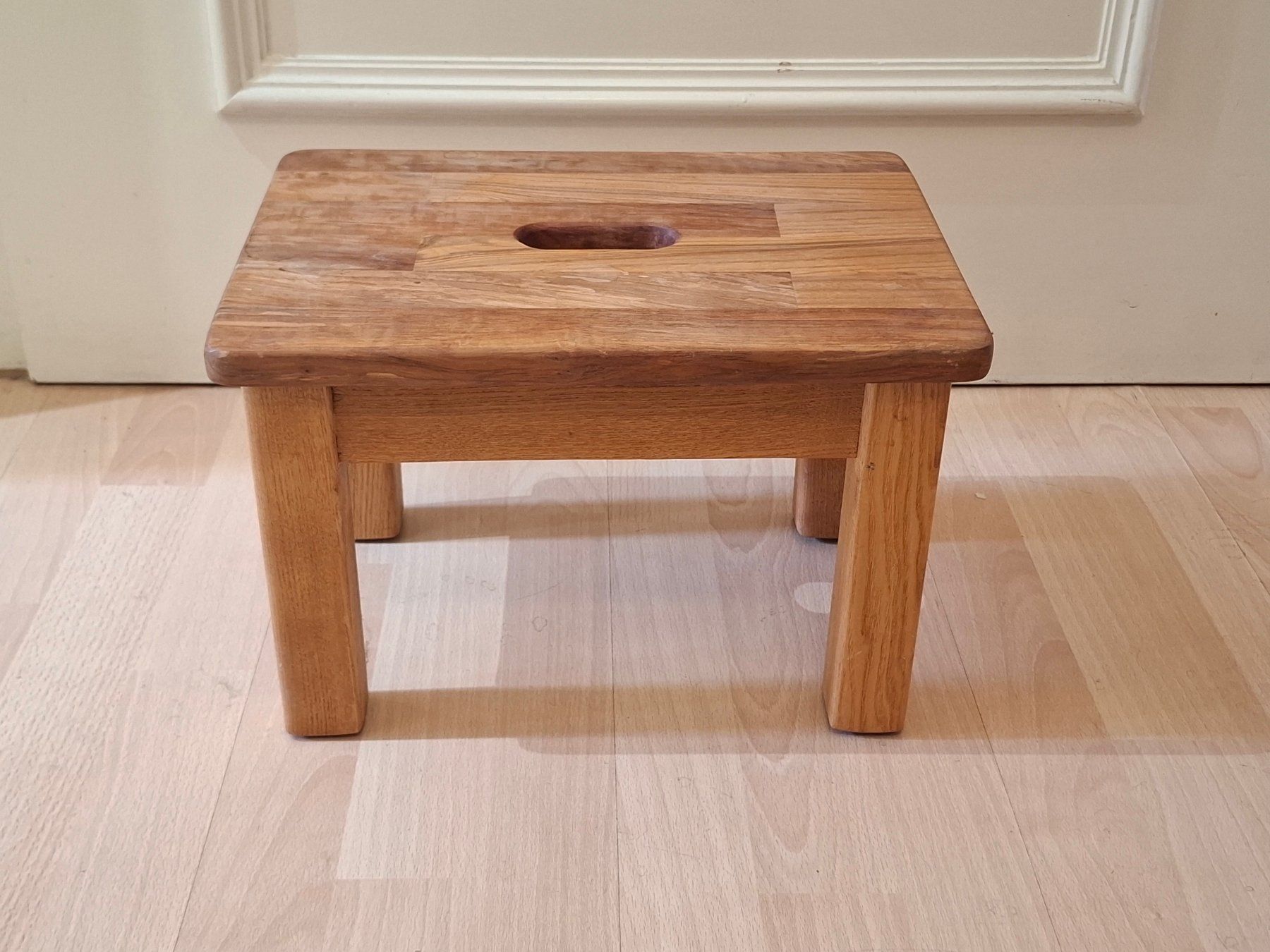 Sgabelli: Vintage Schweizer Tritt Hocker aus massiver Eiche – Usato da Zürich venduto da bruzolda 1