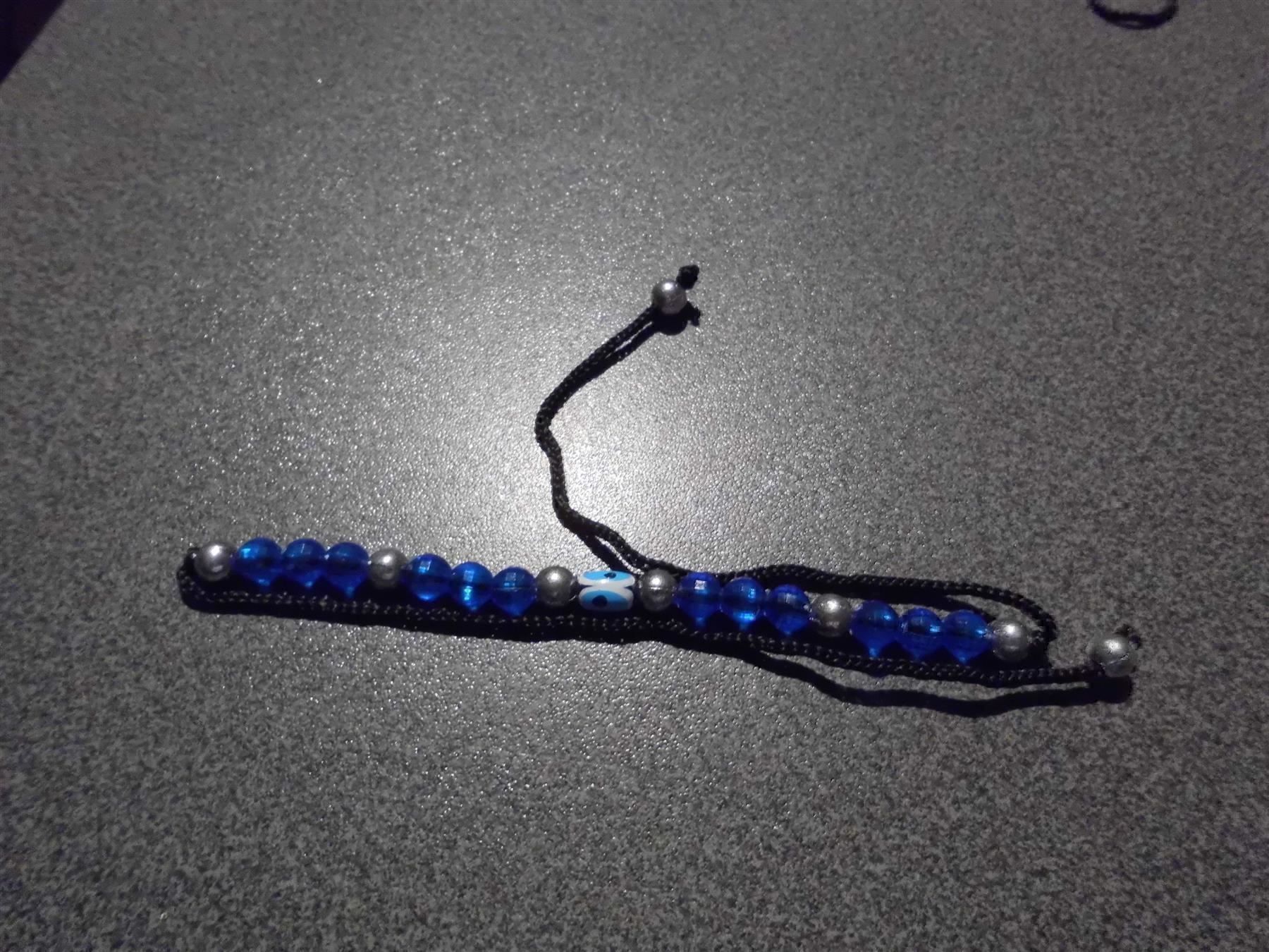 Armbänder & -reifen: Bändeli blaue/silbrige Perlen – Gebraucht aus Zürich von Motzkuh