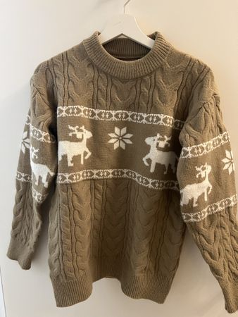 Cozy Reindeer Sweater - Perfect for Winter Holidays! 🦌❄️