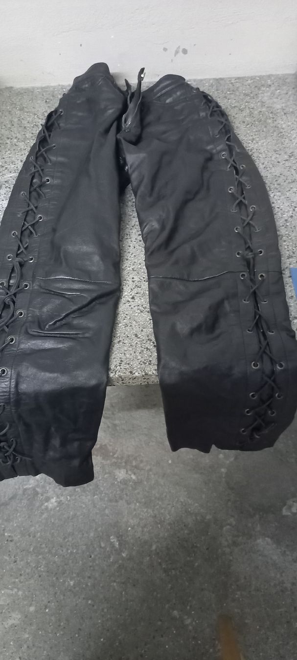 Pantaloni: Schwarze Lederhose, Grösse XXS  / 621 – Usato da Knutwil venduto da Virginia007