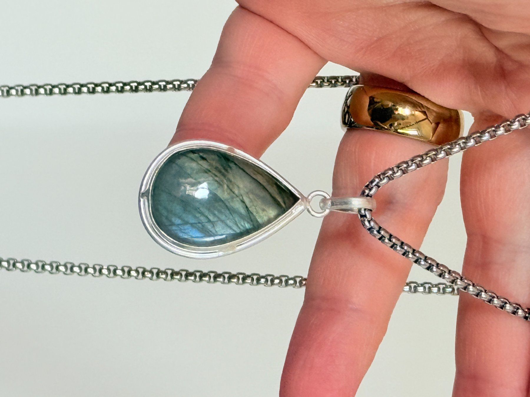 Catenine: Pendentif Labradorite, forme de larme élégant – Nuovo e nell'imballaggio originale da Genève venduto da AWWA 3