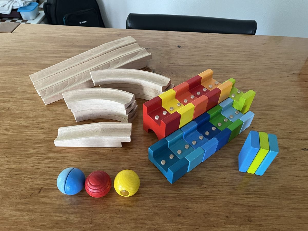 Spielzeuge: Bunte Holzkugelbahn 30-teilig – Gebraucht aus Eglisau von Trouvaillex 2