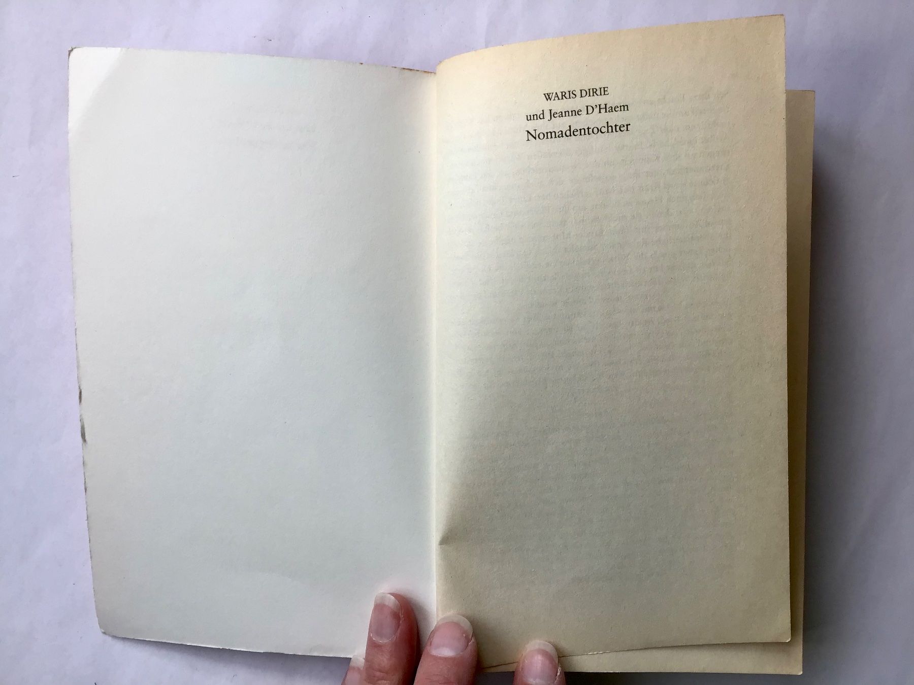 Libri: Buch: Nomadentochter (von Waris Dirie) – Usato da Bubendorf venduto da Alpenheidi 2