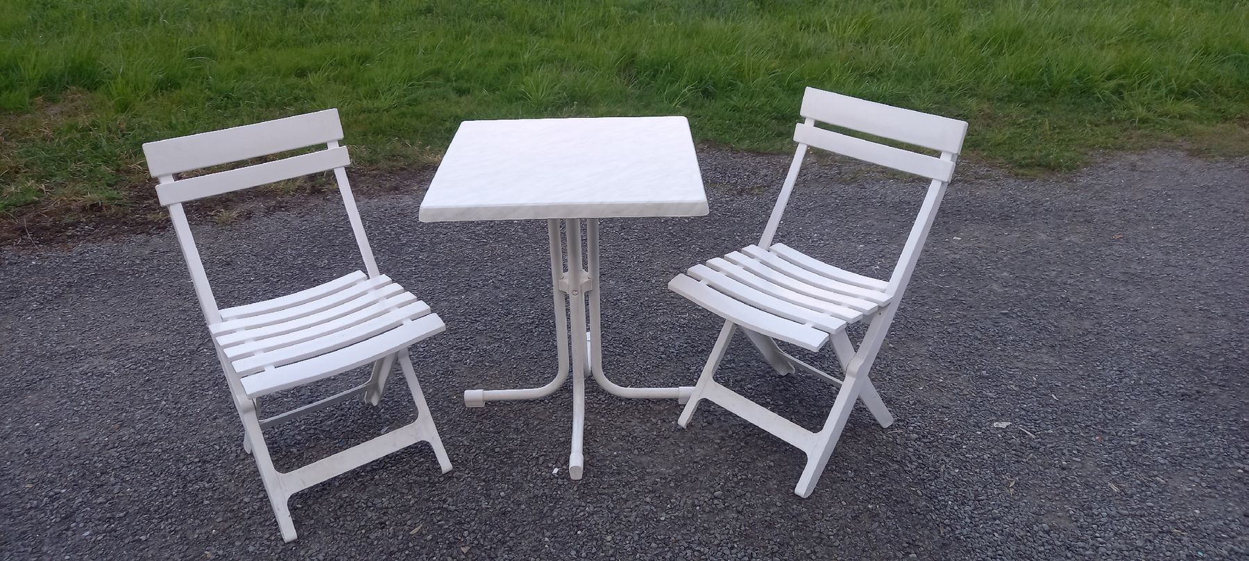 Tischset: Balkonmöbelensemble – Gebraucht aus Wädenswil von Greatstuff