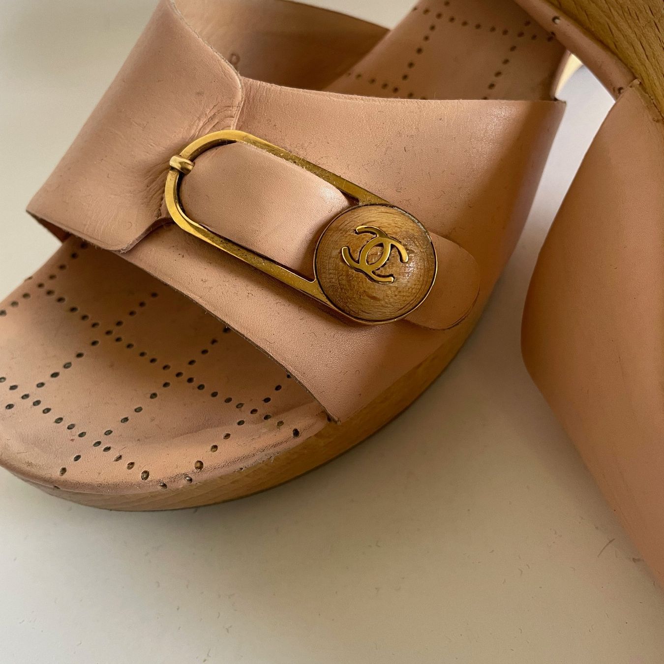 Chanel Scarpe da donna: CHANEL Holz Plateau Pantolette, Gr.36 – Usato da Zürich venduto da Caro55 7