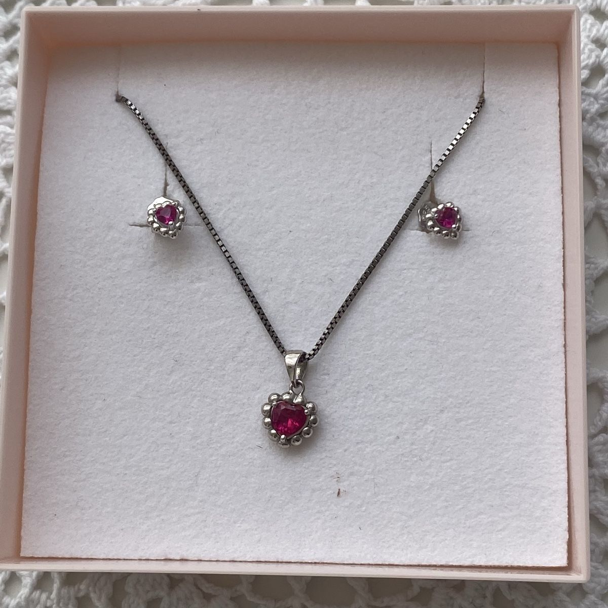 Amor Catenine: Silber 925 Rubin Herz Amor Set – Nuovo e nell'imballaggio originale da Givisiez venduto da dor_xb9k