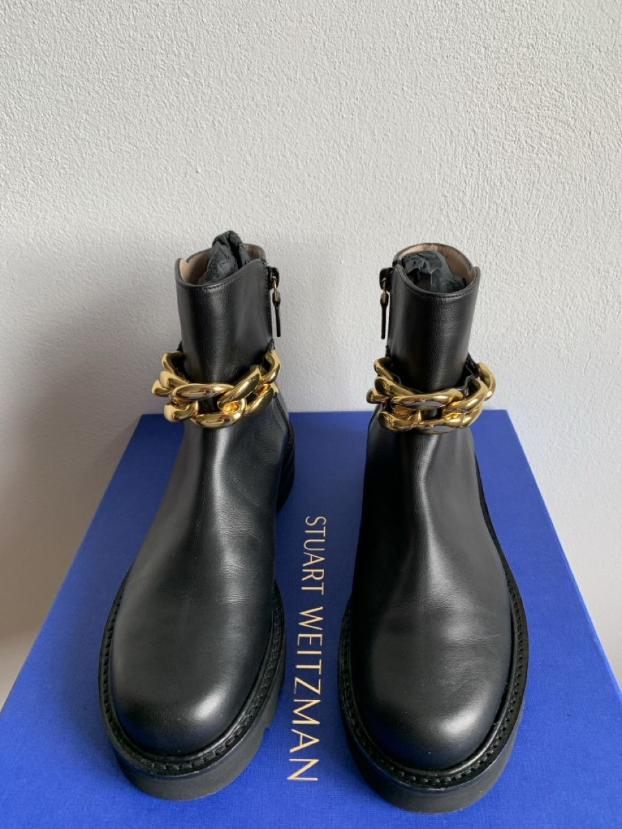 Stuart Weitzman Scarpe da donna: Stuart Weitzman: Schwarze Stiefeletten mit dicker Goldkette – Nuovo (secondo la descrizione) da Luzern venduto da designluzern
