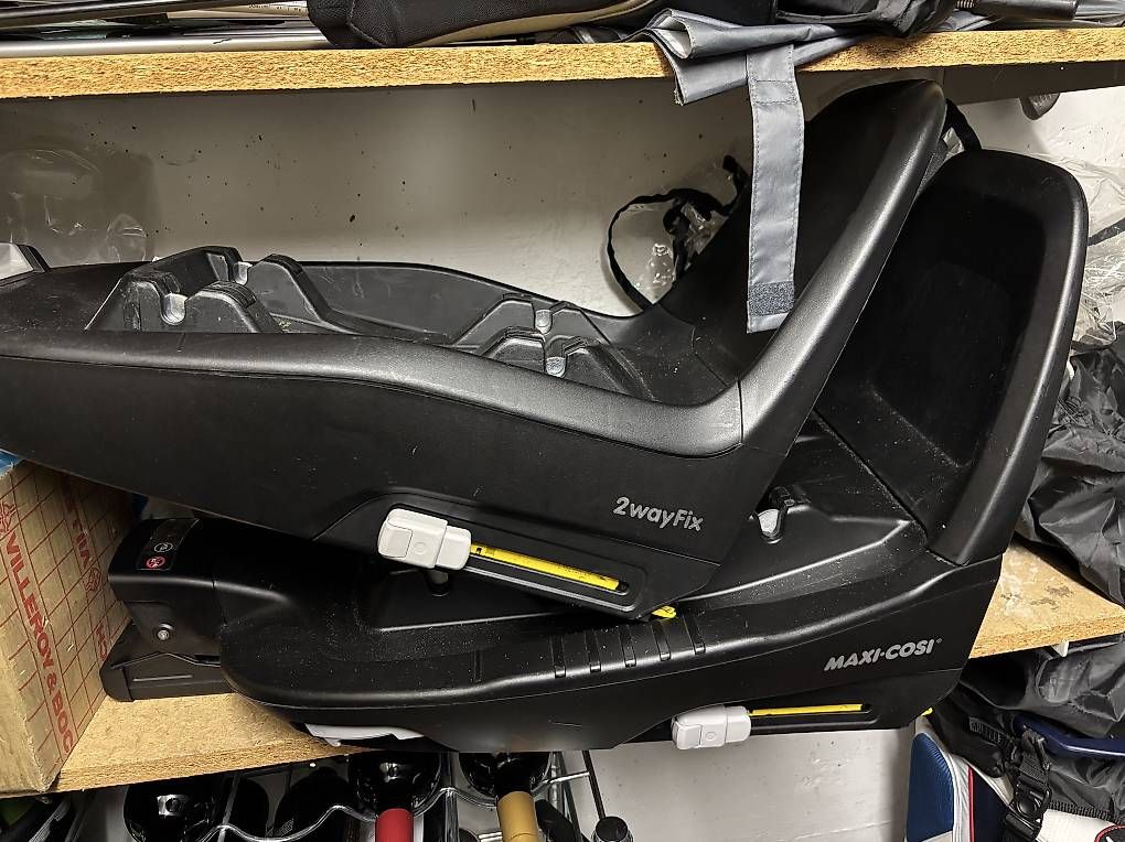 Maxi-Cosi Seggiolini per auto: Kindersitz Babyschale Maxi Cosi mit 2 Stationen Auto – Usato da Birmensdorf ZH venduto da Niller01 1