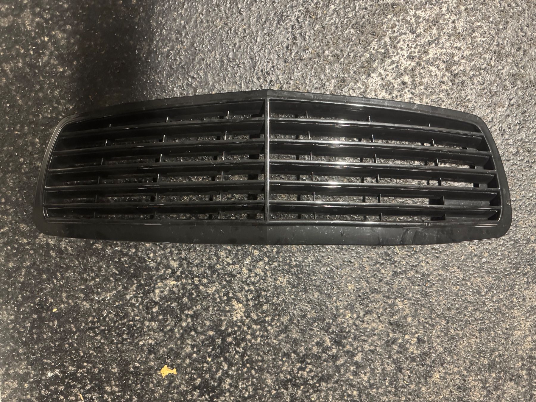 Mercedes-Benz Tutti pezzi di ricambio auto: Mercedes Benz E 55 Kühlergrill – Usato da Romanshorn venduto da nat_v5jc 1