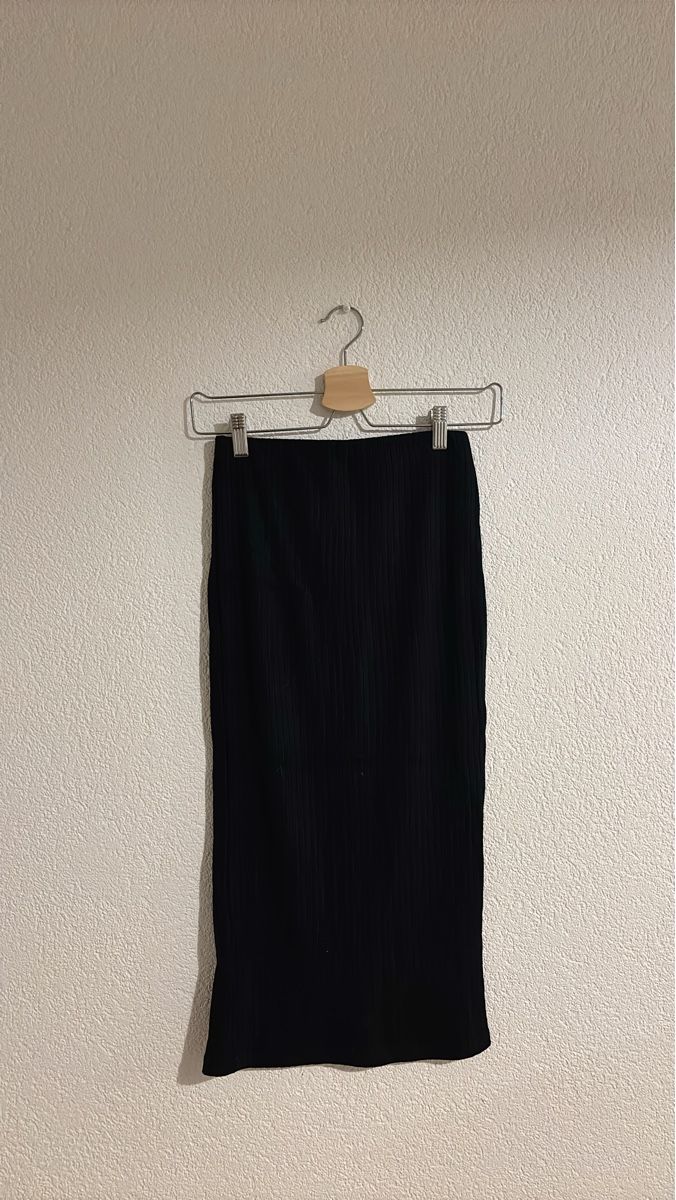 Zara Gonne: Jupe midi noire, coupe droite taille S – Usato da Prilly venduto da hei_5q56