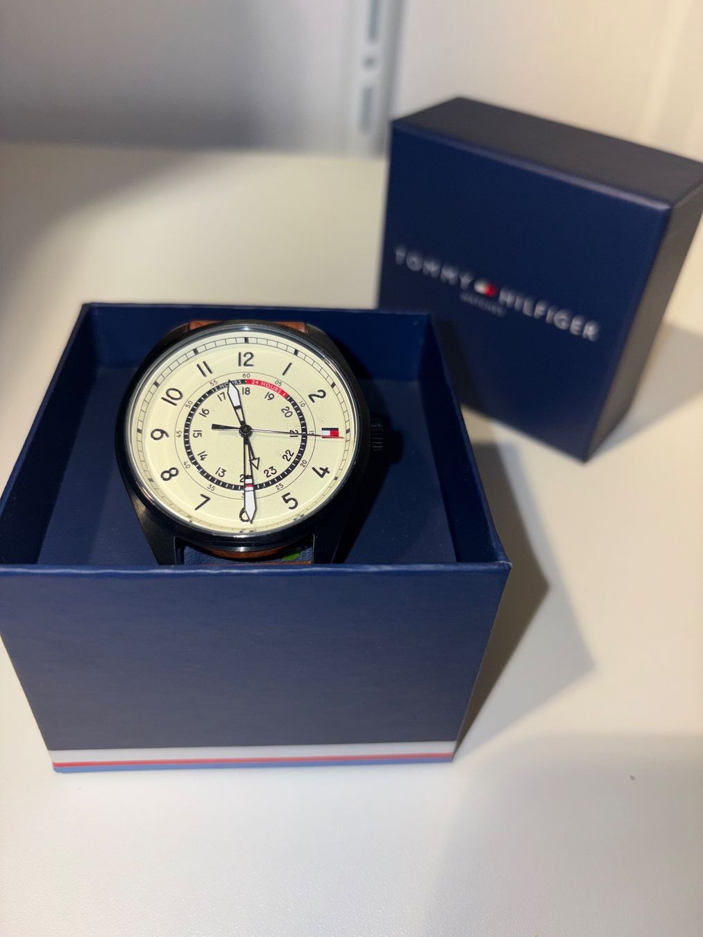Tommy Hilfiger Orologi: TOMMY HILFIGER HERREN UHR – Nuovo e nell'imballaggio originale da Zürich venduto da LIQUIDATOR.CP