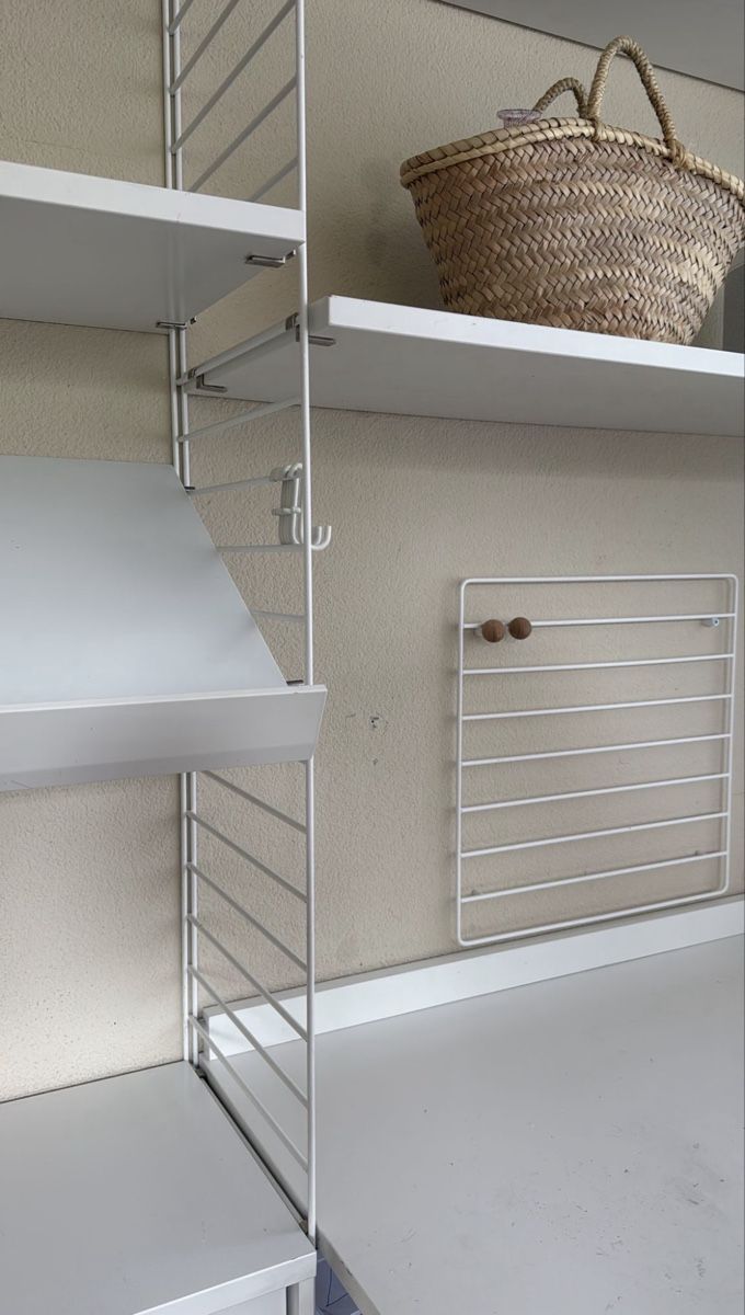 Scaffali: Weiss String Regal-System Zustand gebraucht. – Usato da Arlesheim venduto da COMA14 4