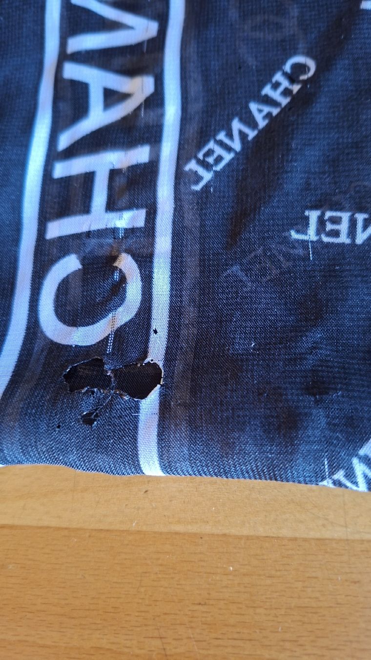 Chanel Foulards, Tücher & Schals: Chanel Foulard – Defekt aus Wünnewil von 04Blume 4