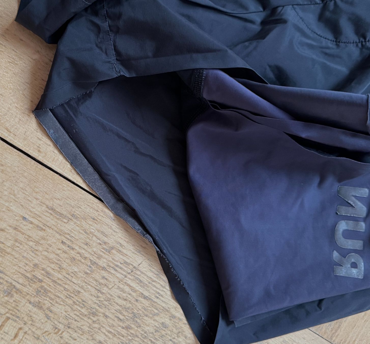 T-shirt: Satisfy Running Justice RunAway shorts Black S 1 Nike ON – Usato da Zürich venduto da ser_lg25 3