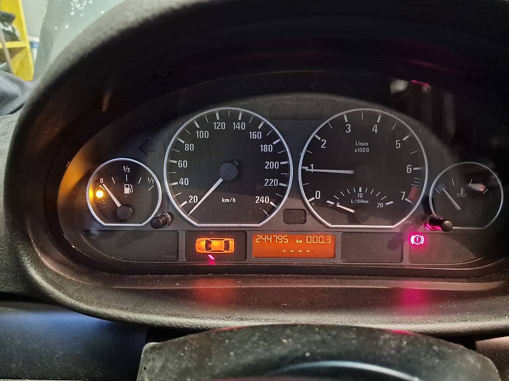 Tutti pezzi di ricambio auto: bmw e46 Tacho Benziner/Diesel  – Usato da Niedergösgen venduto da Zecinha
