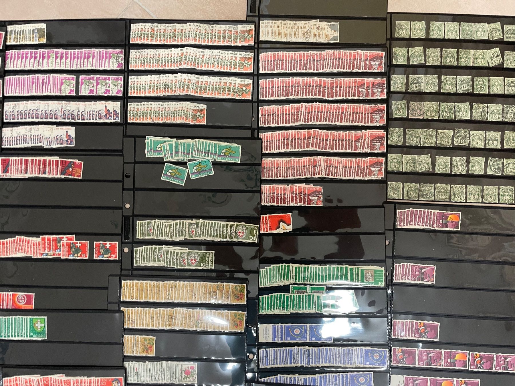 Tous les timbres: 1,5 kg, classeur plein – D'occasion à Sonceboz-Sombeval par Comment2 2