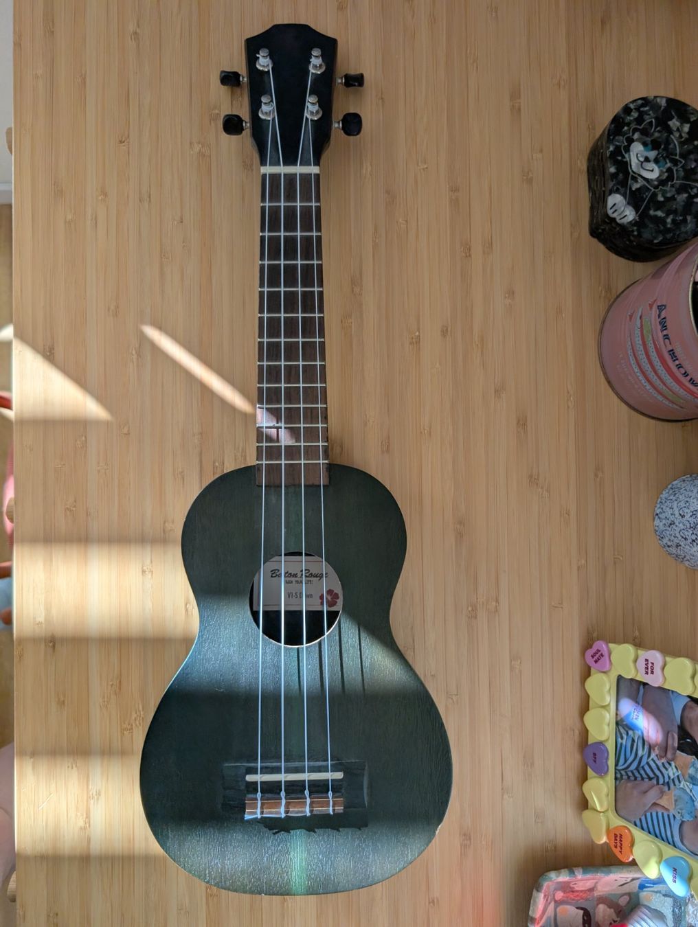 Instruments de musique: Ukulélé bâton rouge – D'occasion à Marly par mar_2r9q
