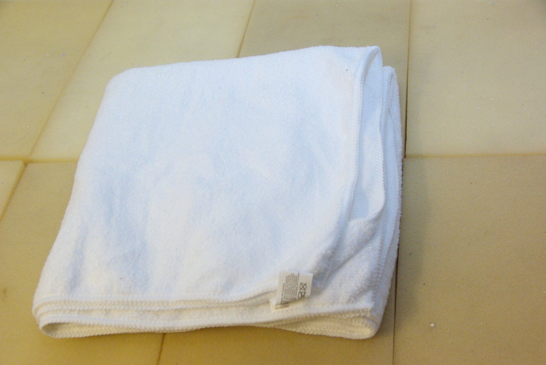 Teli da bagno: weisses Tuch, 80% Polyester + 20% Polyamide – Nuovo (secondo la descrizione) da Herisau venduto da Cevianer1844