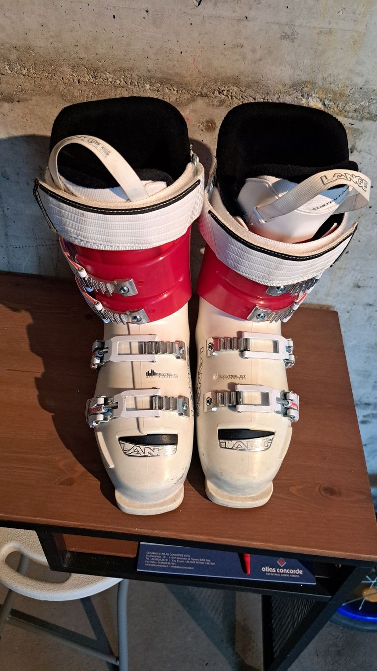 Lange Damenschuhe: Skischuhe – Gebraucht aus Buchs SG von VitaliiKu