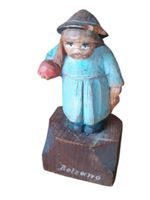 Holzfigur handgeschnitzt - Bauernmädchen mit Apfel
