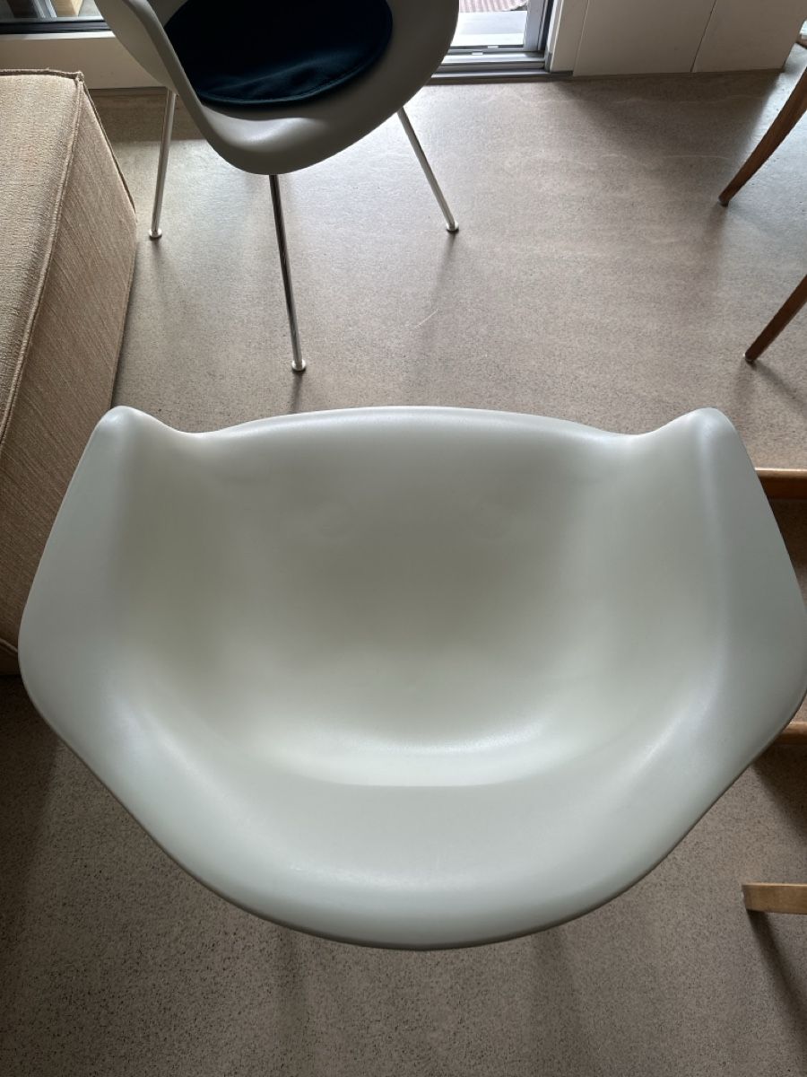 Vitra Sedie: 2x Eames plastic armchair DAX in Kieselgrau – Usato da Biberstein venduto da Anka01 2