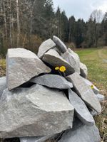Natursteinhaufen zur Förderung der Biodiversität