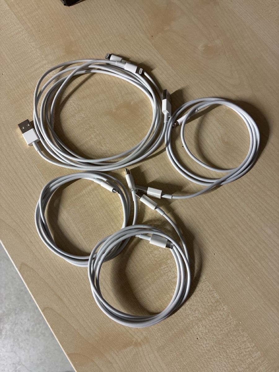 Apple Câbles: Apple Ladekabel Set Lightning – D'occasion à Reinach BL par cel_6vz5