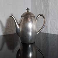 Edle Teekanne mit schlichtem Design