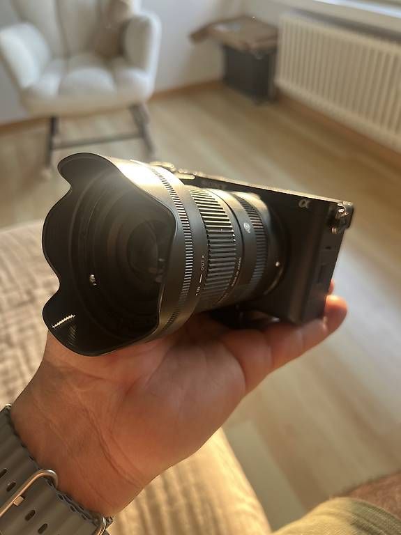 Sony Fotocamera: Sony a6700 + Sigma 18-50mm f/2.8 DC DN – Usato da Uitikon Waldegg venduto da seg_2fmx 3
