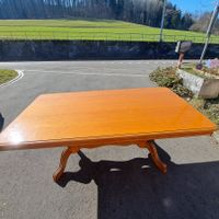 Grosser Esstisch, Oberfläche lackiert