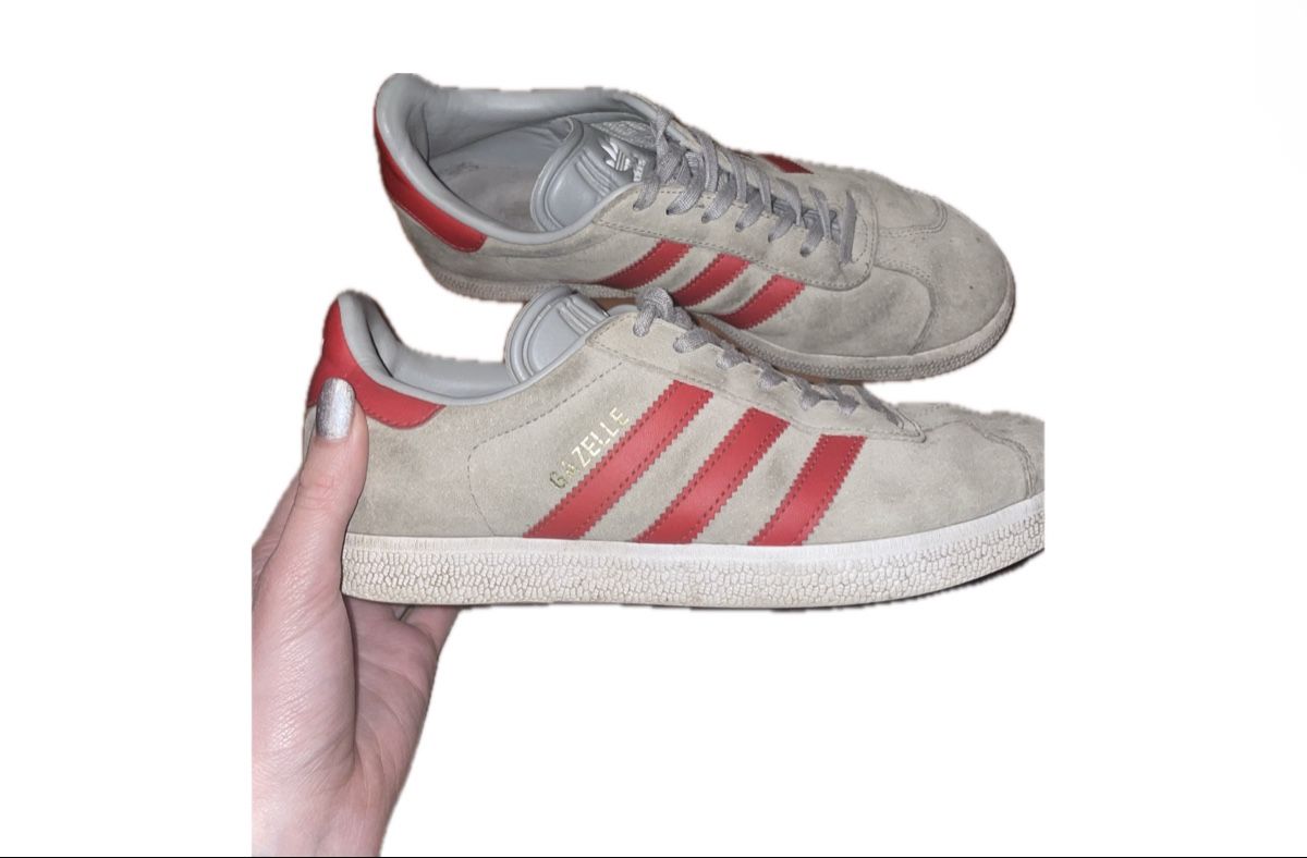 Adidas Scarpe da uomo: Graue Adidas Sneaker mit roten Streifen – Nuovo (secondo la descrizione) da Winterthur venduto da lil_586p 1
