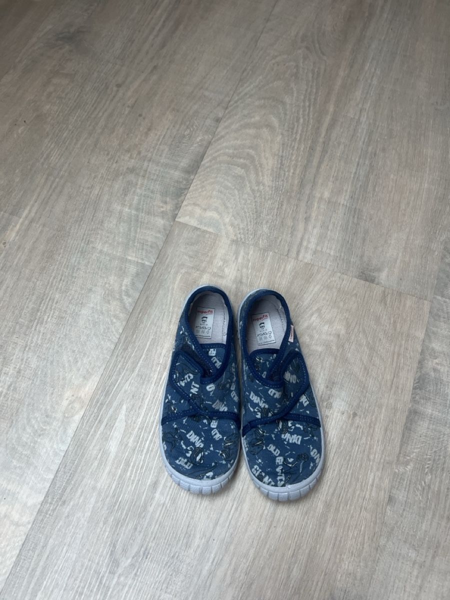 Scarpe per ragazzi: Kinder Hausschuhe 30 – Usato da Bachenbülach venduto da Dana_Ondrasik