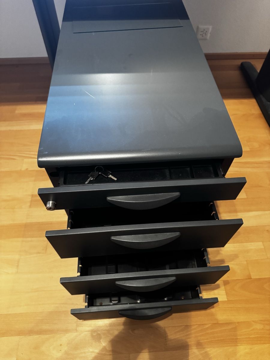 Schreibtische: Bürotisch mit Rollcontainer schwarz gebraucht – Gebraucht aus Hitzkirch von riririri 2