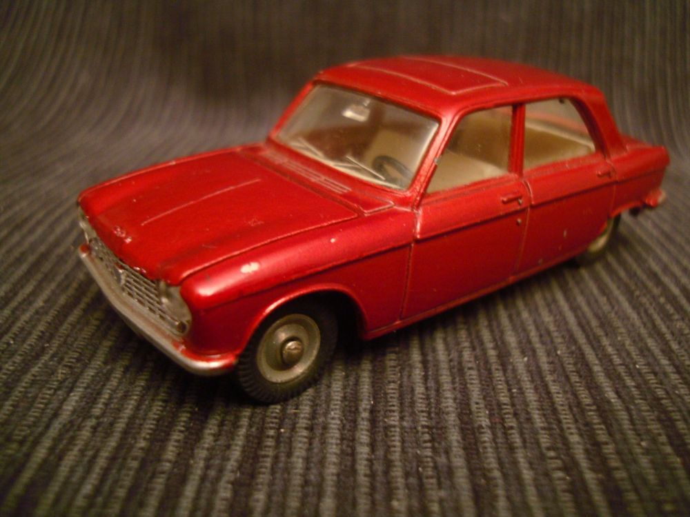 Dinky Toys - 1:43 - ref. 510 Peugeot 204 Berline - avec