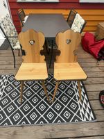 2 wunderschöne Massivholz Stabellen Stühle