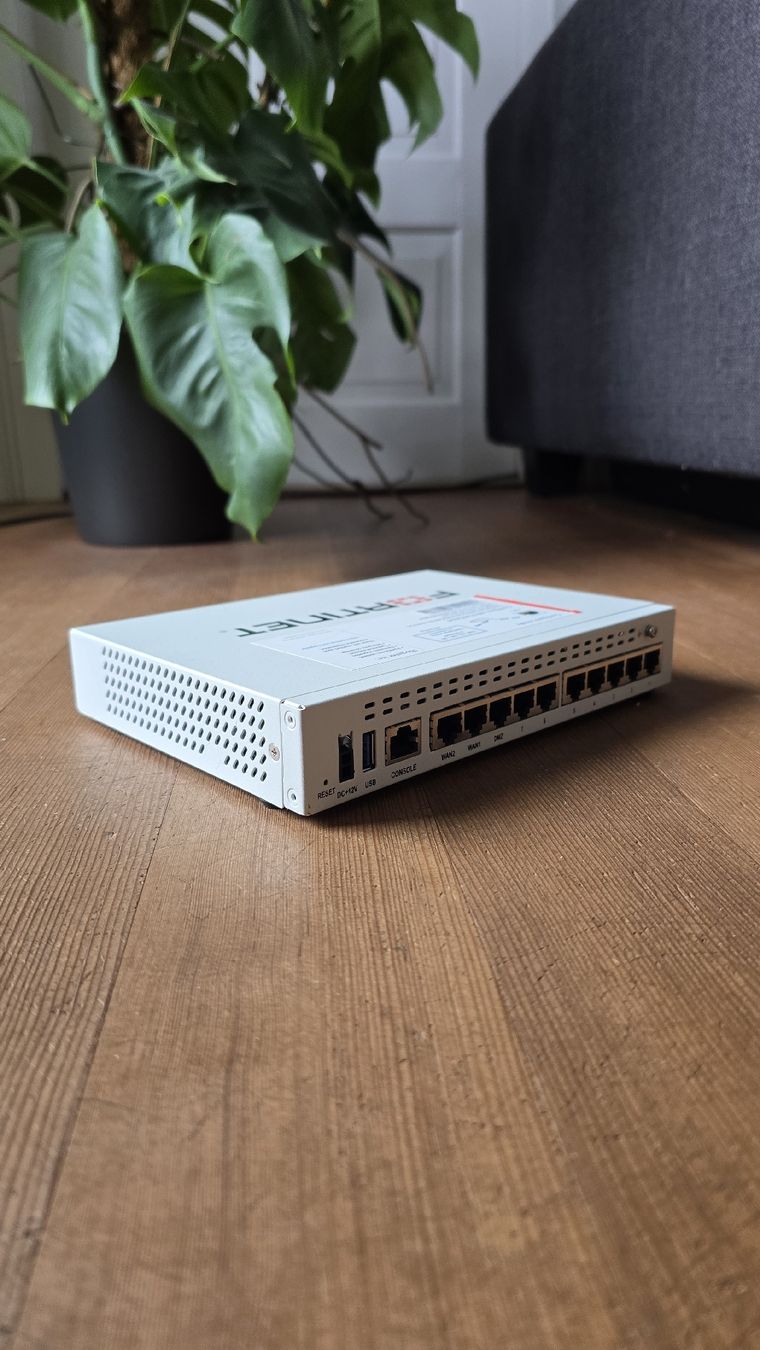 Fortinet Firewall: Fortinet Fortigate 60E Firewall – Usato da St. Gallen venduto da Chris1097