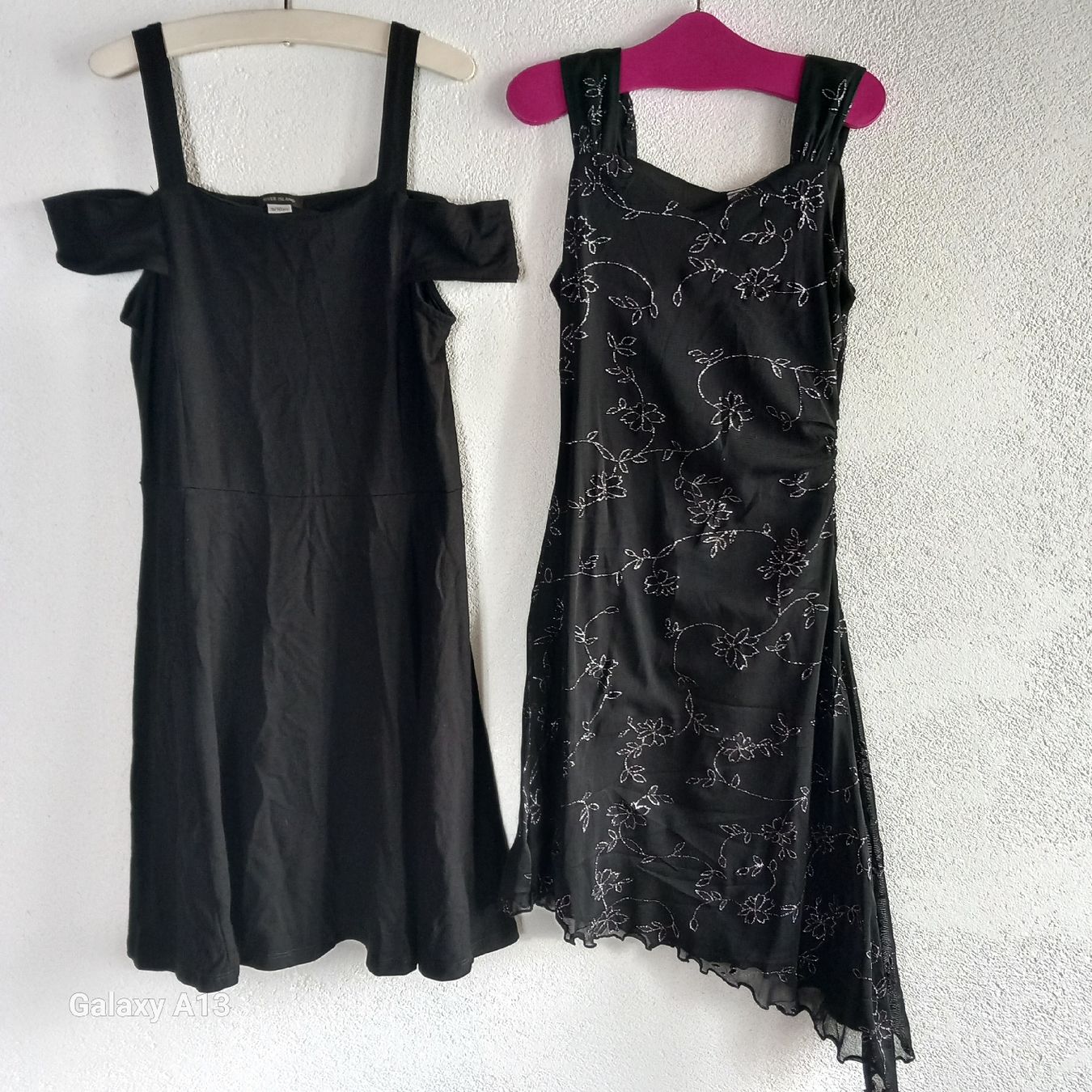 Lotti & Set di vestiti: lot de 2 robes 140 – Usato da Courrendlin venduto da tititchoun
