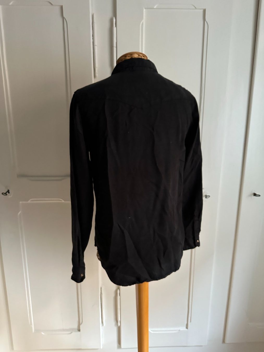 H&M Blusen: Bluse schwarz mit Nieten 34 – Gebraucht aus Zürich von Diazaio 2