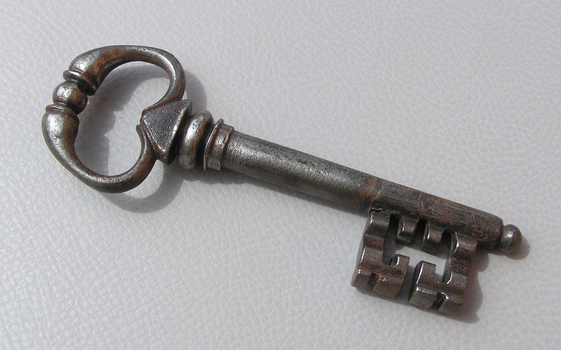 Chiavi: URALTER SCHLÜSSEL BAROCK – Usato da Grenchen venduto da Antique-hunter 4